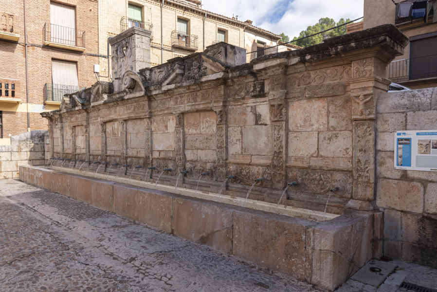 Zaragoza - Daroca 26 - fuente de los Veinte Caños.jpg